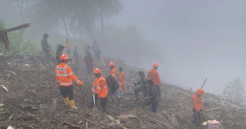 Endonezya'da toprak kayması: En az 18 kişi öldü