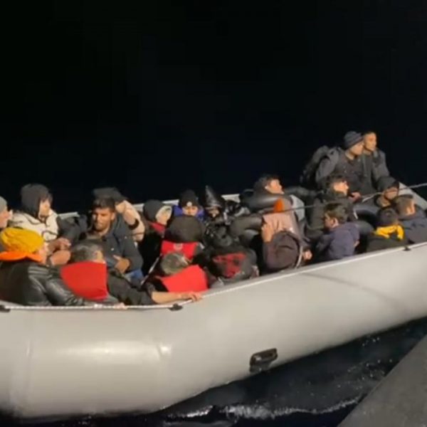 Çanakkale açıklarında botta 29 kaçak göçmen yakalandı