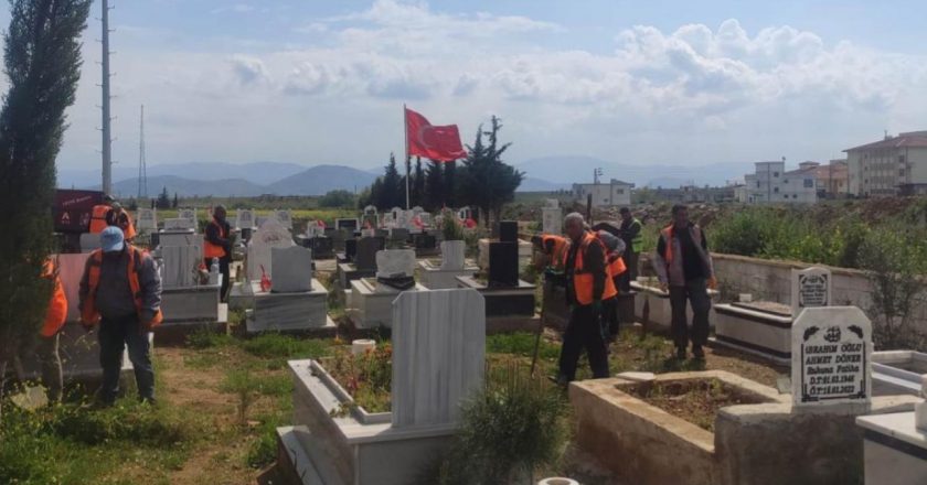 İslahiye Belediyesi mezarlıkta bayram temizliği yaptı