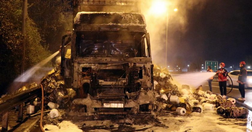Anadolu Otoyolu'nda elyaf iplik yüklü bir kamyon yakılarak hurdaya dönüştürülüyor.