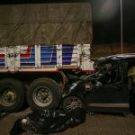 Hafif ticari araç, arıza nedeniyle yolda duran kamyona çarptı: 1 ölü