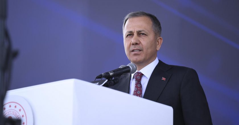 “Yunan Sahil Güvenlik gemilerinin Türk karasularını ihlal etmesi kabul edilemez”