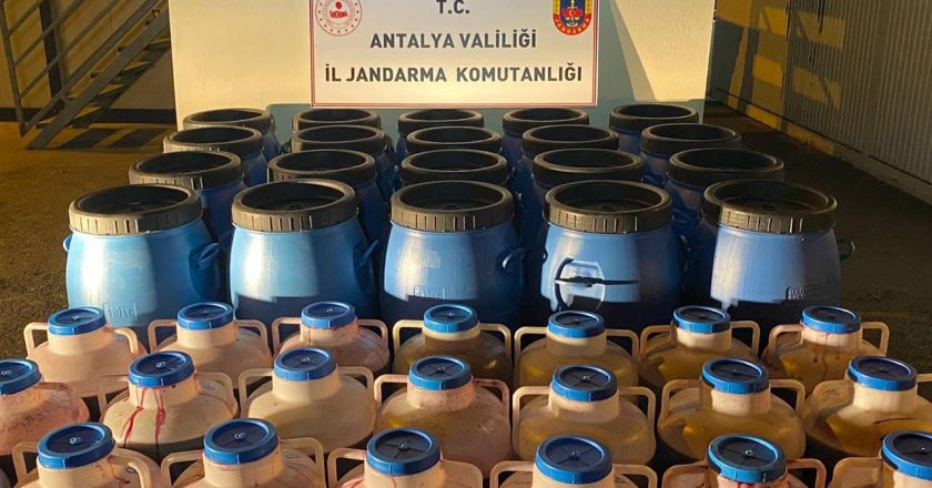 Antalya'da 4 bin litre sahte alkol ele geçirildi