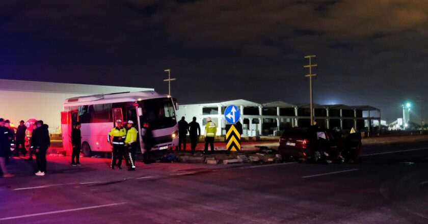 Minibüs ile polis aracı çarpıştı: 1 ölü