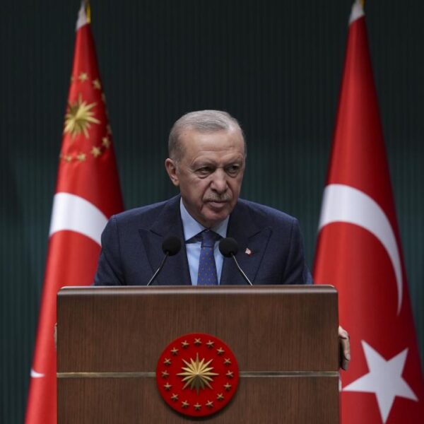 Cumhurbaşkanı Erdoğan’dan Özel’e geçmiş olsun telefonu