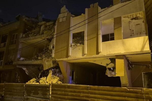Avcılar’da kentsel dönüşüm kapsamında yıkımına başlanan bina böyle çöktü