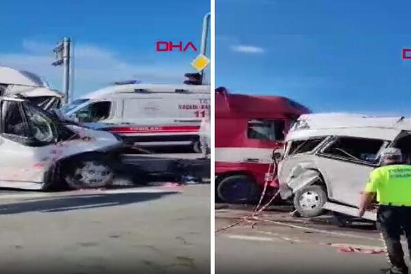 TIR, trafik ışıklarında bekleyen minibüse çarptı: 15 yaralı