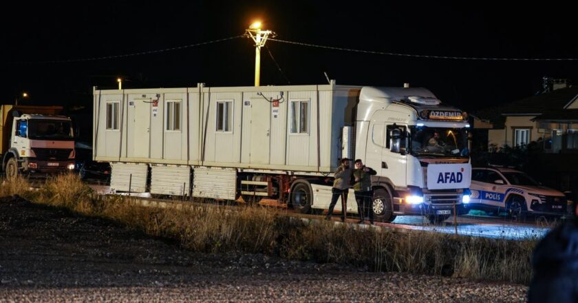 İlk etapta 100 konteyneri Sındırgı ilçemize ulaştırdık