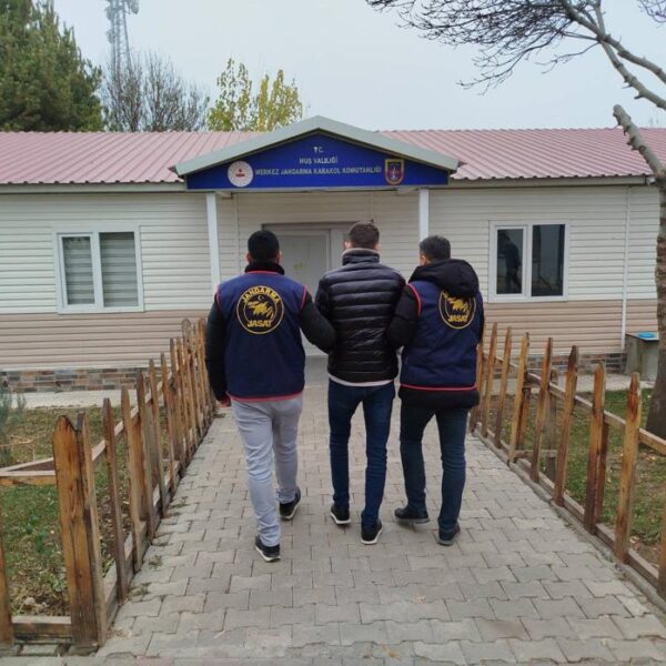 Muş’ta dolandırıcılıktan aranıyordu, yakayı ele verdi!