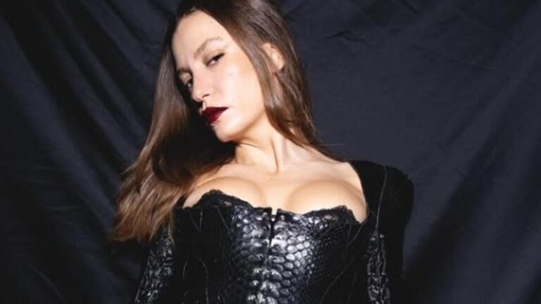 Serenay Sarıkaya annesiyle tatile çıktı! Tatil karelerine beğeni yağdı